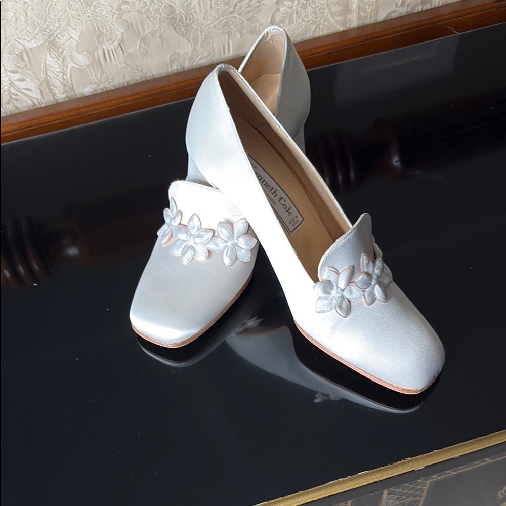 Vintage Kenneth Cole Off White Embellished Satin Chunk Heel Pump New In Box.